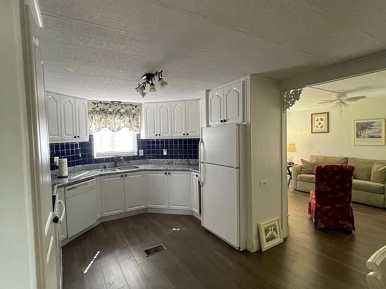 900 S Emerald Dr — Photo 8