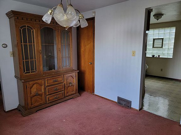 Dining Room 9’4” x 11’2”