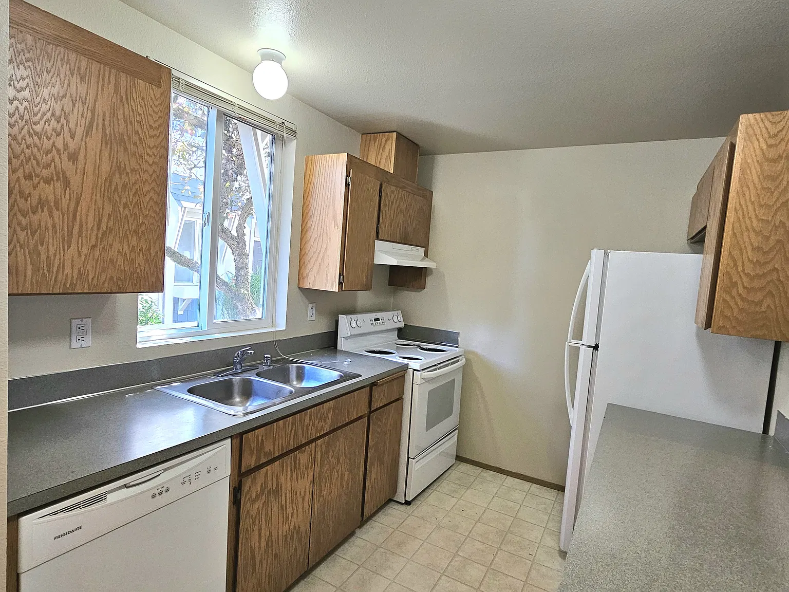2 bedroom with Den — Photo 3