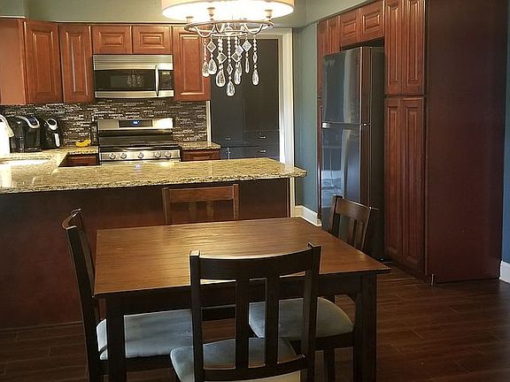 5th image of 400 Lynden Dr