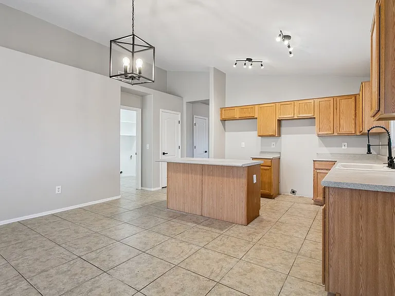 1556 N Rockwell Ct — Photo 8