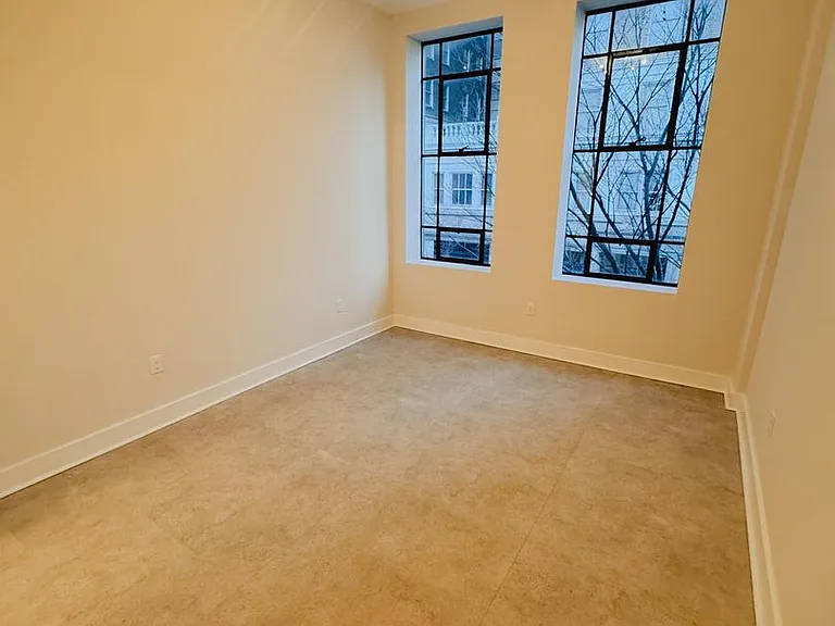 305 W 4th St — Photo 13