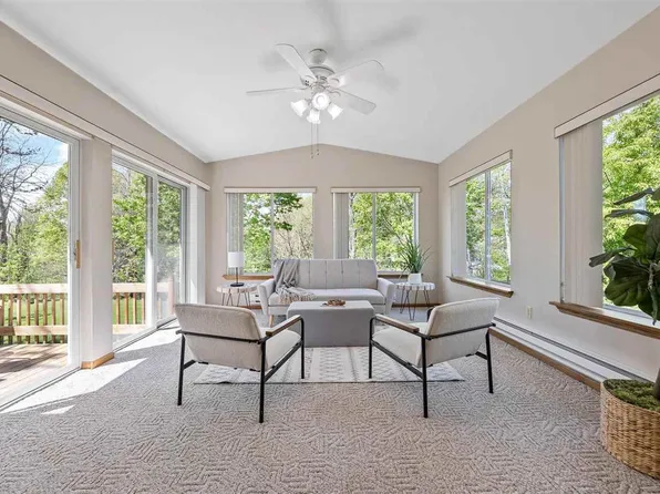 817 11th St, Kalona, IA 52247