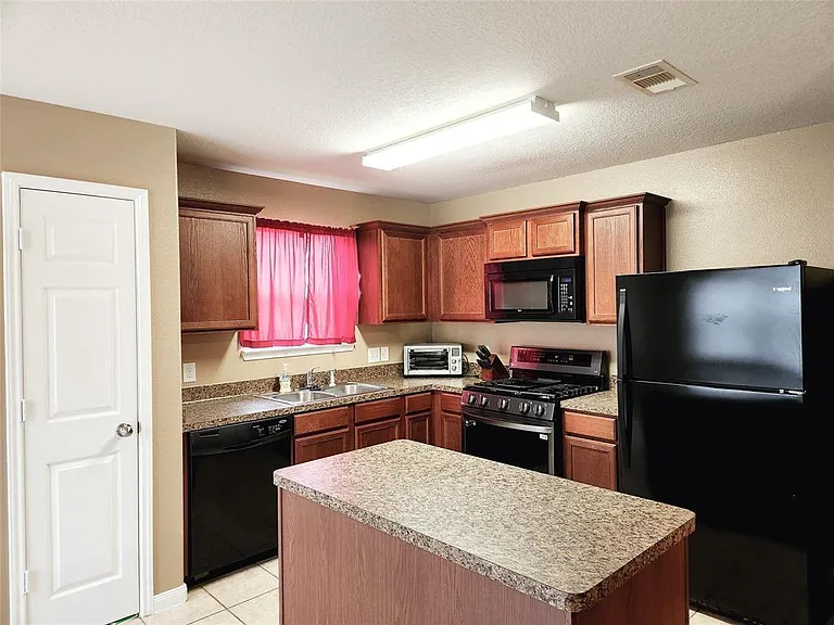 927 Paradise Rd — Photo 4