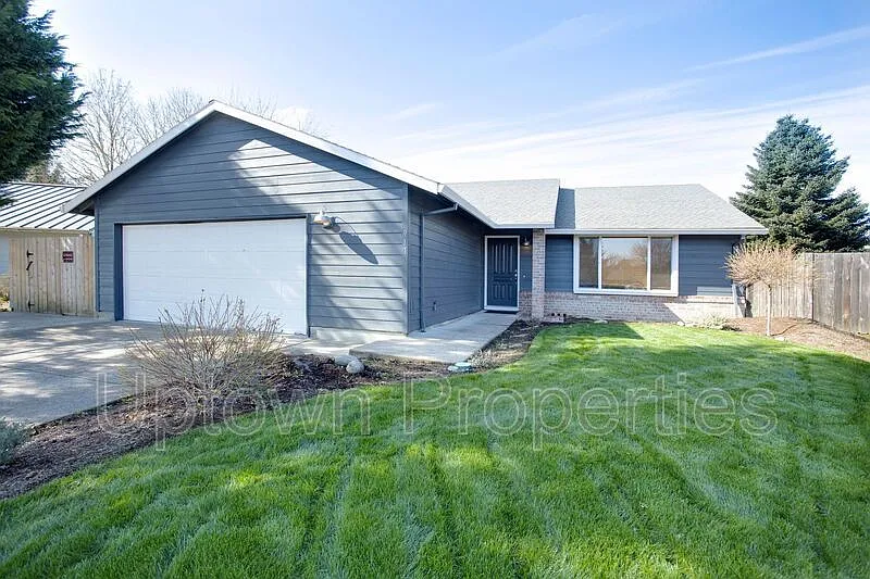 917 NE Naomi Ct photo 1
