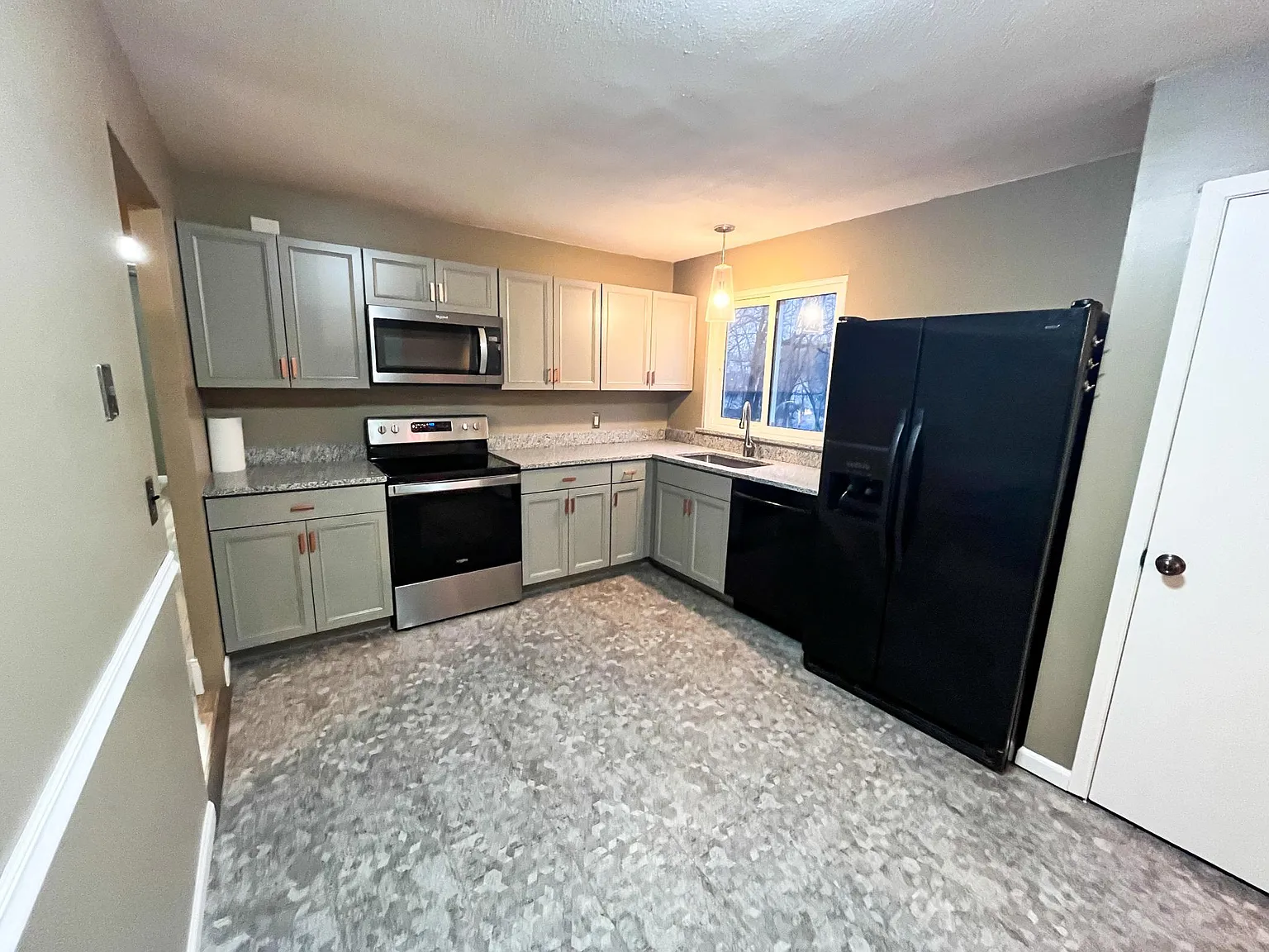4 bed, 2401 sqft, $2,500 — Photo 2