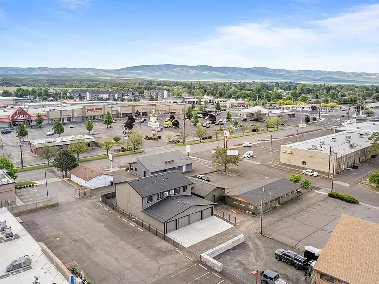 2077 Walla Ave — Photo 6