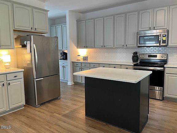 3rd image of 824 Stackhurst Way