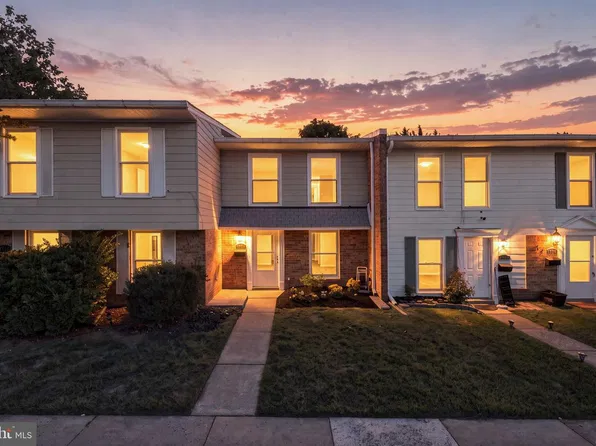 2113 Ferguson Pl, Herndon, VA 20170