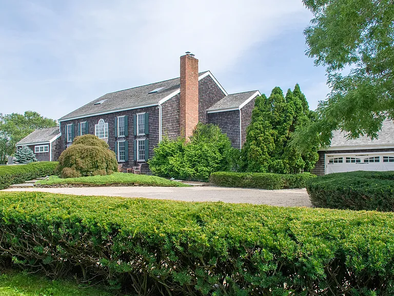 72 Hedges Ln — Photo 1