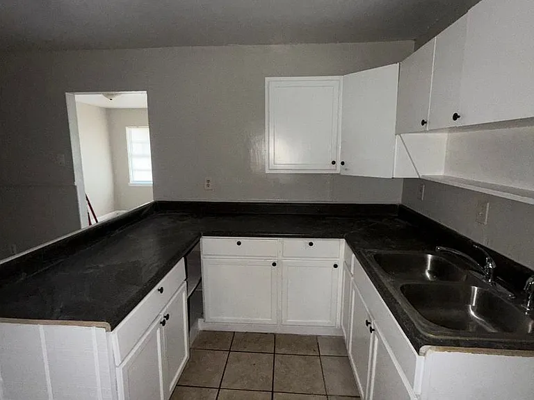 2740 McGregor Ave — Photo 4
