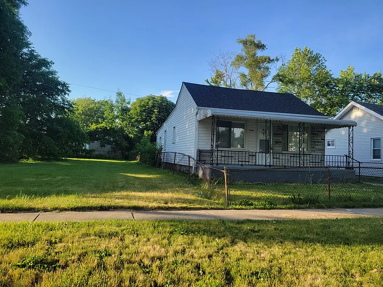 7027 Chalmers Ave — Photo 2
