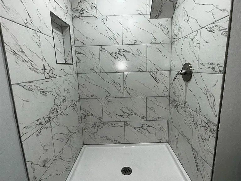 208 E 9th St #1 — Photo 4