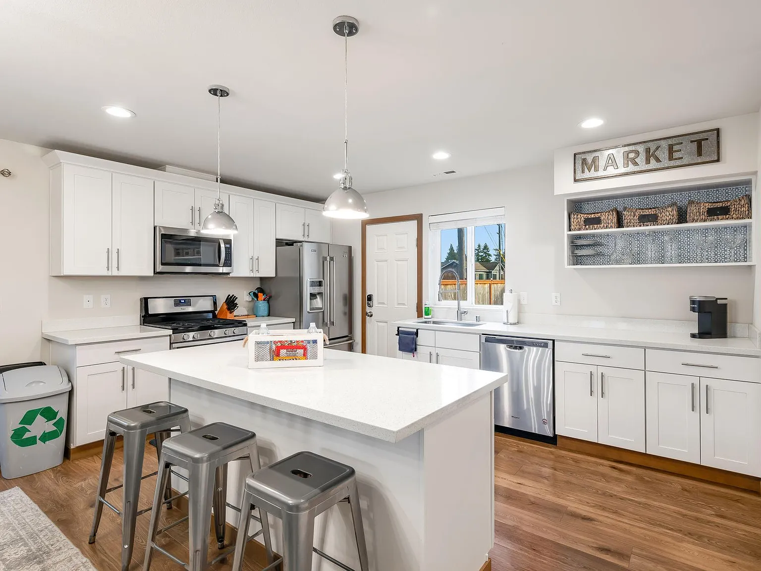 4 bed, 2510 sqft, $4,400 — Photo 2