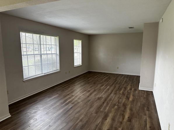 128 Royal Ln
