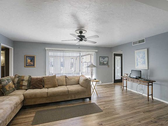 3rd image of 10744 W Saratoga Cir
