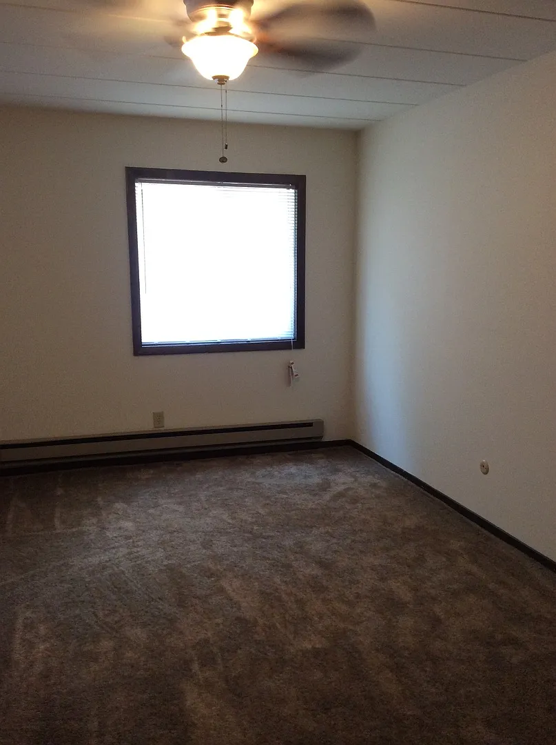 Building Photo - 2050 Meadow Ln #1-12
