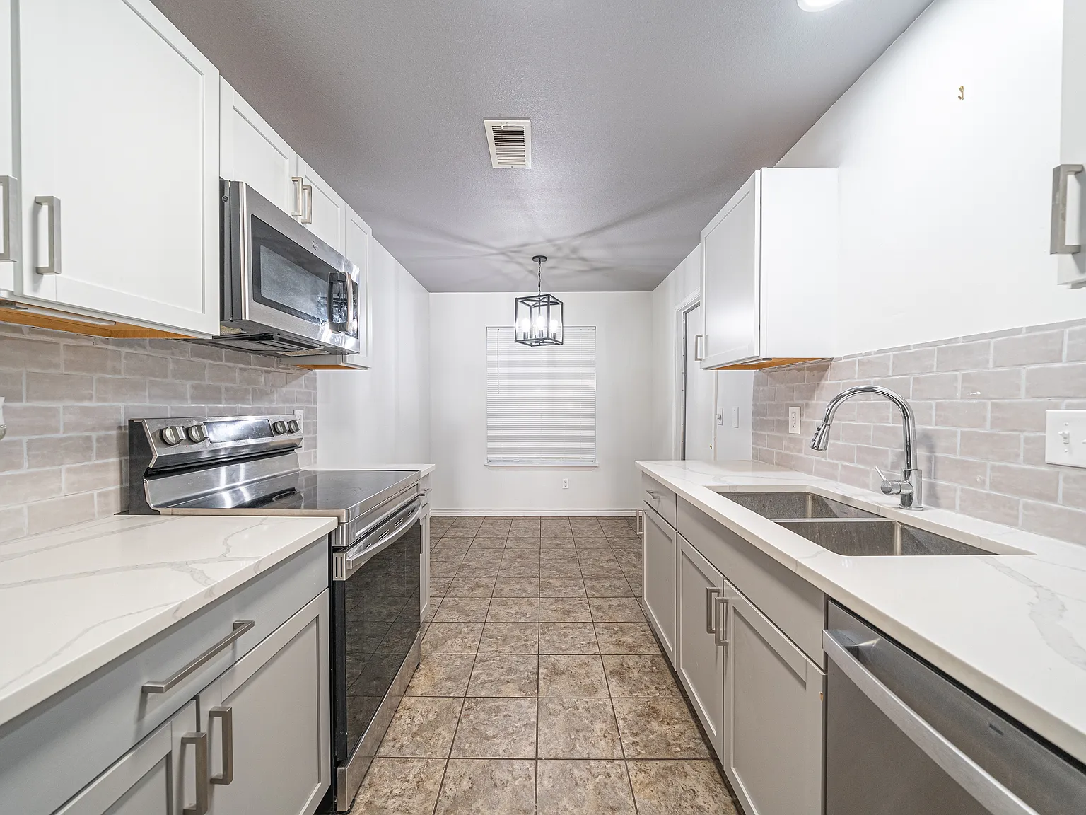 3 bed, 1339 sqft, $1,699 — Photo 3