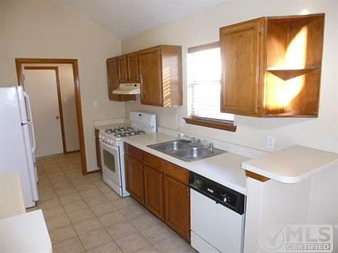 3rd image of 1464 Plaza Verde Dr