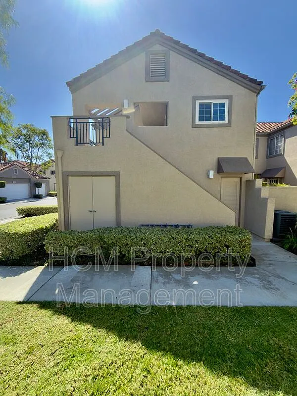 2 bed, 2.0 bath, 968 sqft, $3,600 — Photo 1