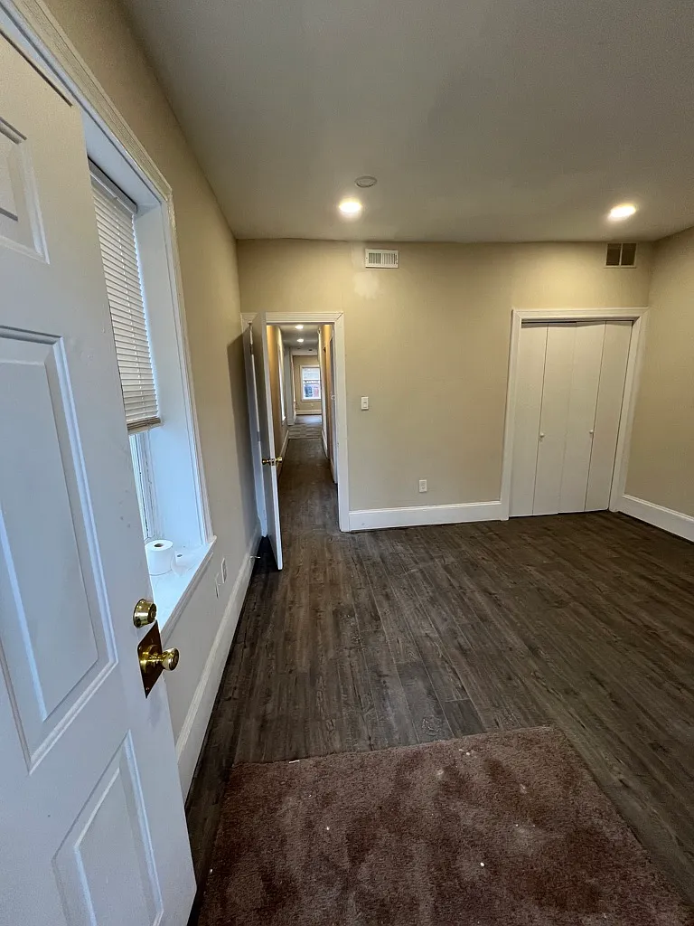 Spacious, Private 2BR/1BA Wilmington apartment featuring in-unit washer/dryer, comfortable living... — Photo 4