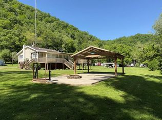 62 River Dr, Hinton, WV 25951