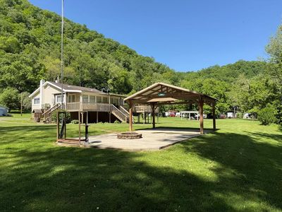 62 River Dr, Hinton, WV, 25951