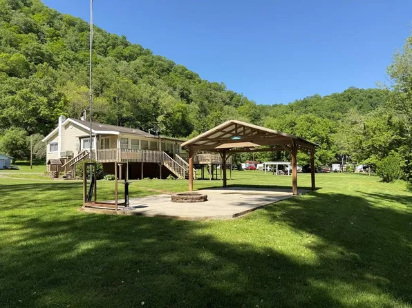 62 River Dr, Hinton, WV 25951