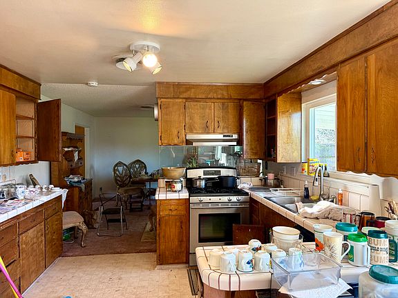 3rd image of 737 Estate St