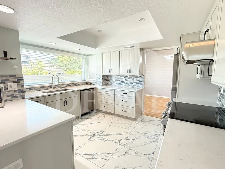 811 E Chilton Dr — Photo 13
