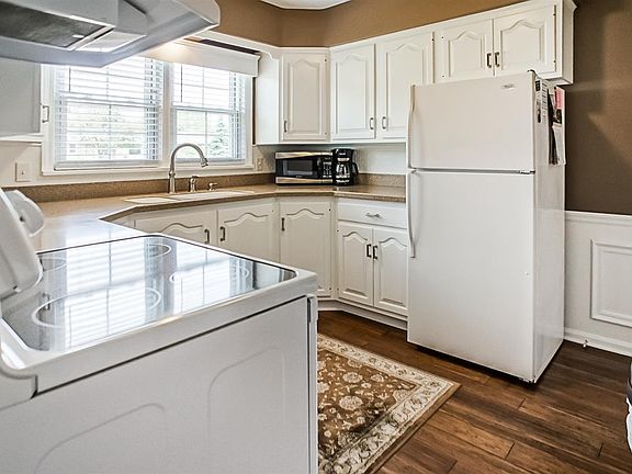 3rd image of 722 N Ironwood Dr