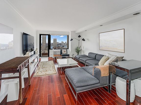 5th image of 201 W 70th St APT 28B