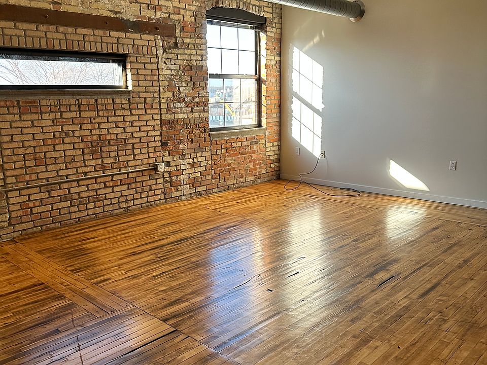 (photo of similar unit. Colors, finishes, fixtures, and ceiling height may differ.)
