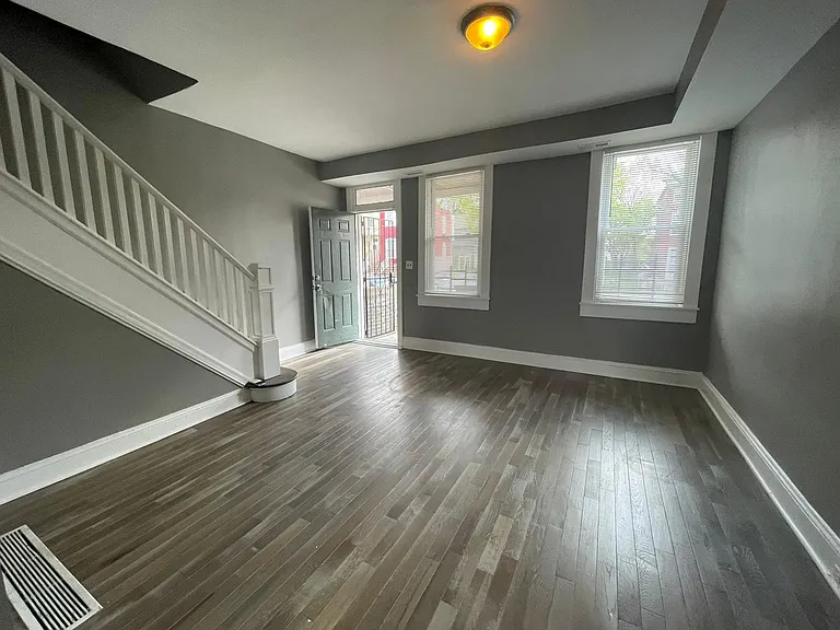 2516 Barclay St — Photo 12