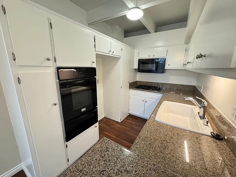 11500 Rochester Ave #11500 — Photo 20