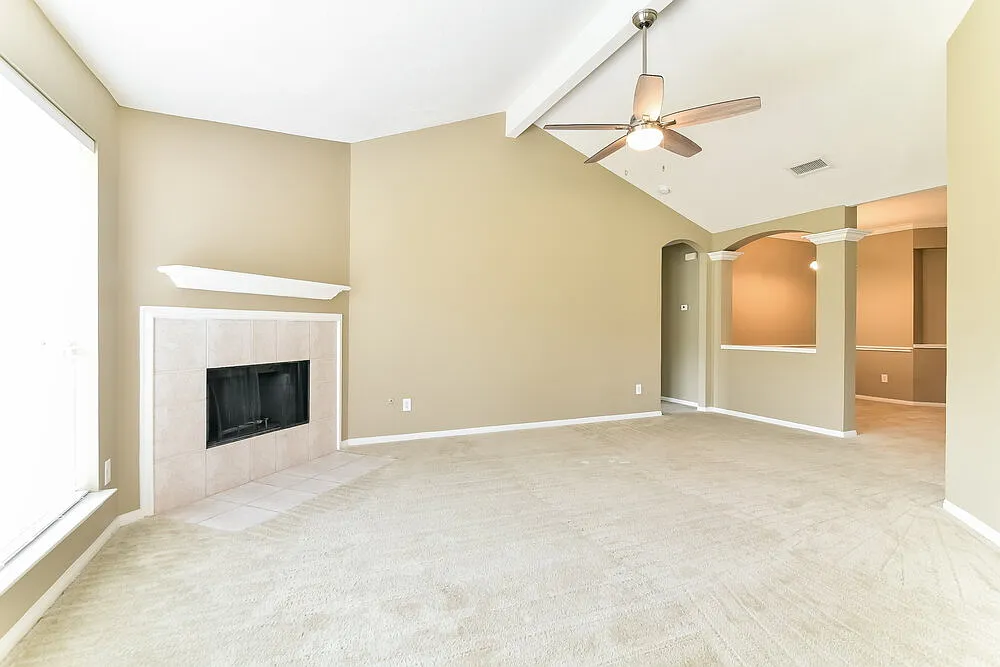3 bed, 2.0 bath, 1637 sqft, $2,060 — Photo 2