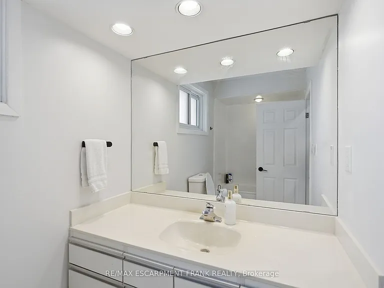 95 E 18th St #1 — Photo 26