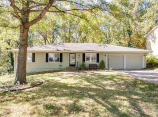 320 Hillcrest Dr, Carlinville, IL 62626
