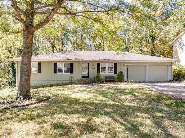 320 Hillcrest Dr, Carlinville, IL 62626
