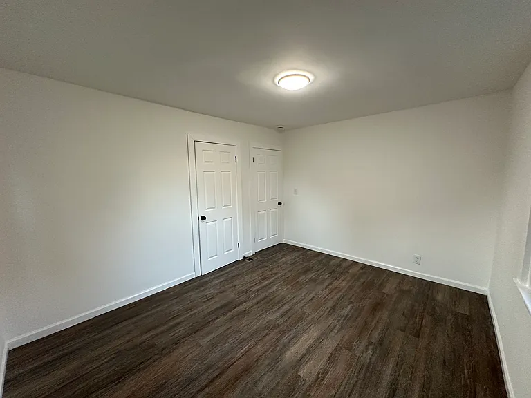 2052 Saxton Ave — Photo 9