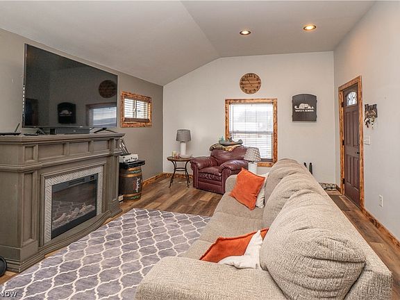 3rd image of 8242-8244 Navarre Rd SW