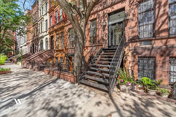 Sold by Warburg | media 8