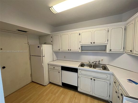 4th image of 4330 Hillcrest Dr APT 617
