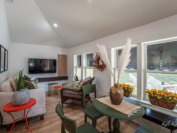 3rd image of 3245 Lombard St SW