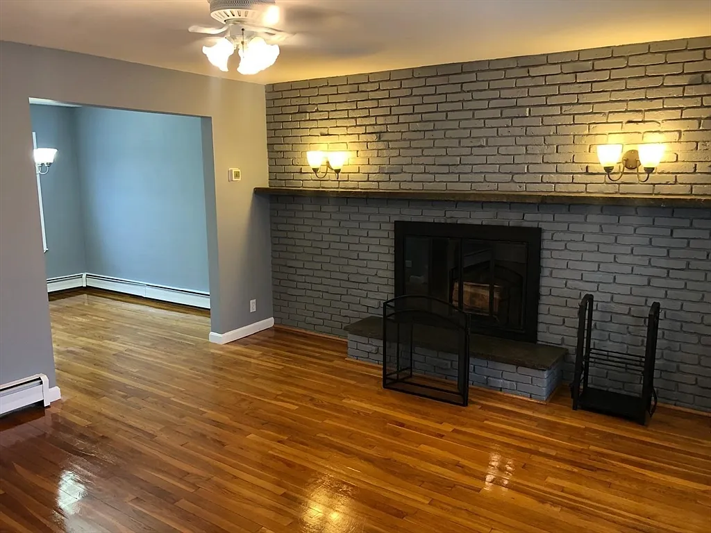 3 bed, 1.0 bath, 1100 sqft, $3,800 — Photo 2