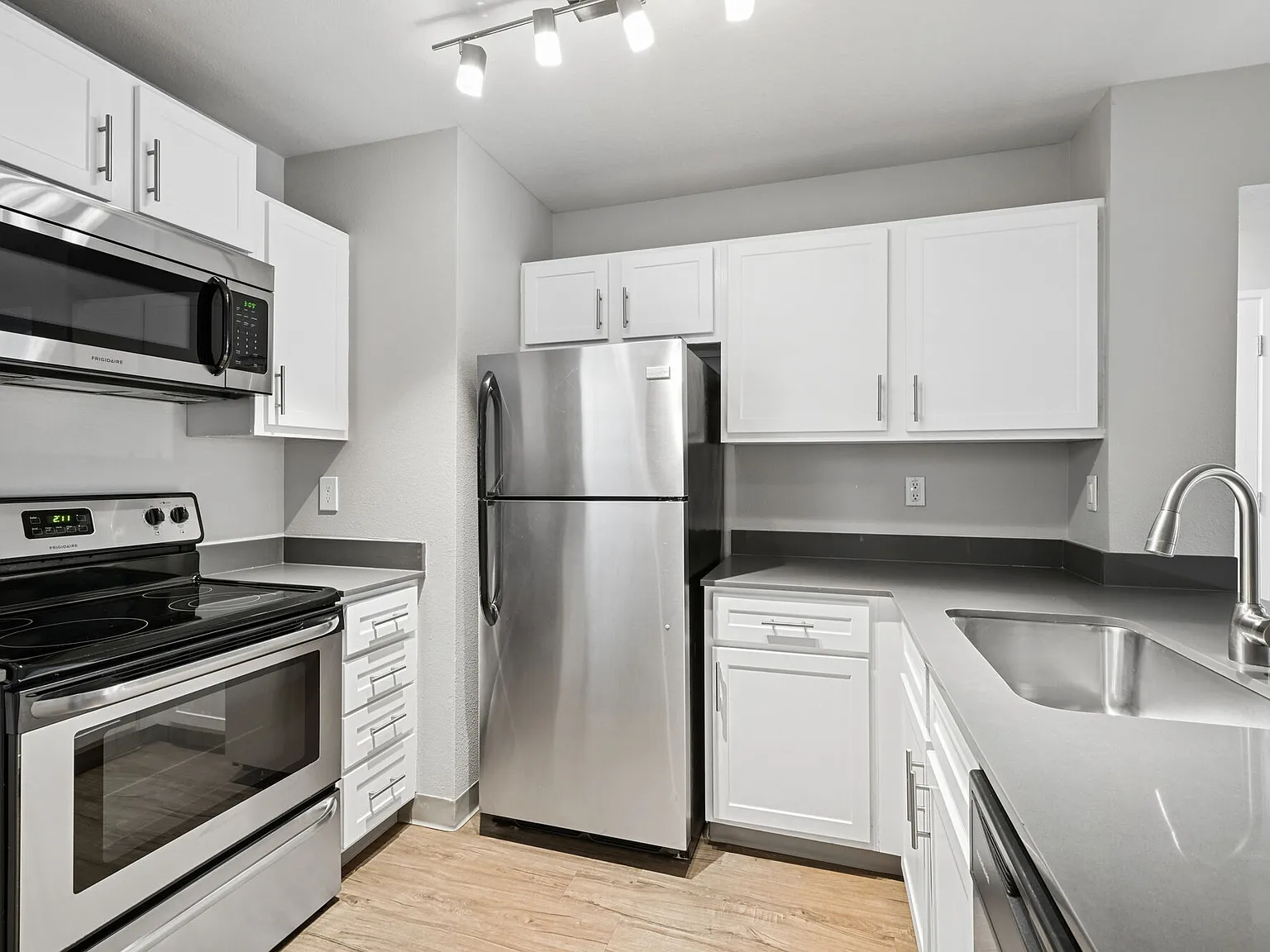 Sterling Pointe — Photo 1