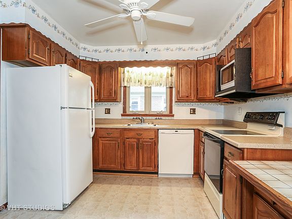 3rd image of 221 S Joliet St