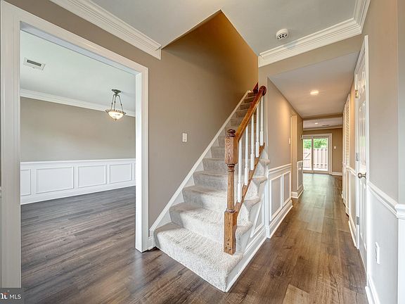 4th image of 32 Carolina Ct