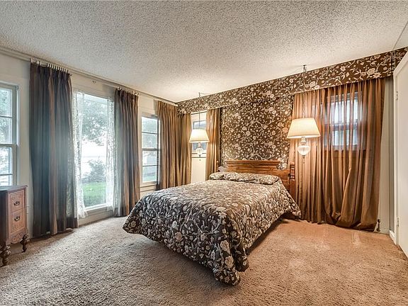 3rd image of 111 Live Oak Dr