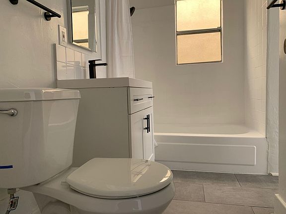 4th image of 729 Marine Ave #1X1-1650.0